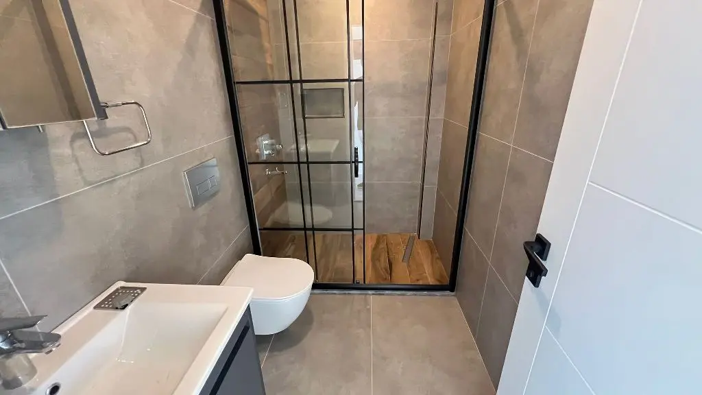 Fitted shower